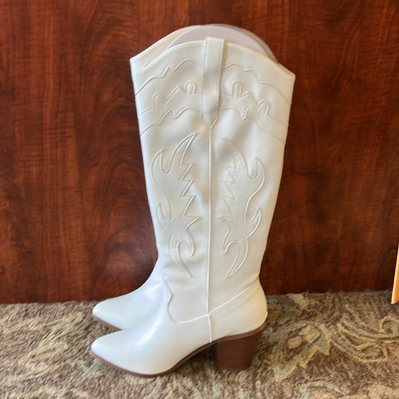 Stacked Mid heel cowgirl boot with laser cut detail - Picture 4 of 5